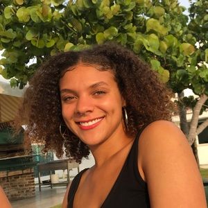 Meet your Posher, Simone